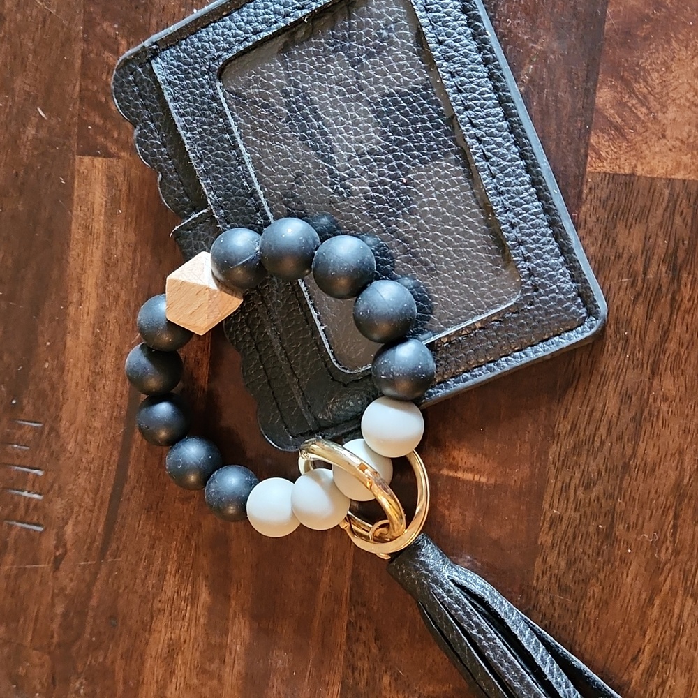 Black wristlet wallet key chain with rubber & wooden beads and tassel - Picture 6 of 7